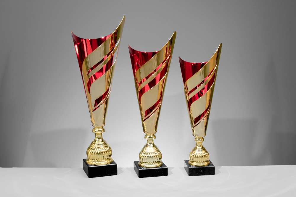Pokalserie in Kelchform in gold und rot mit schwarzem Marmorsockel
