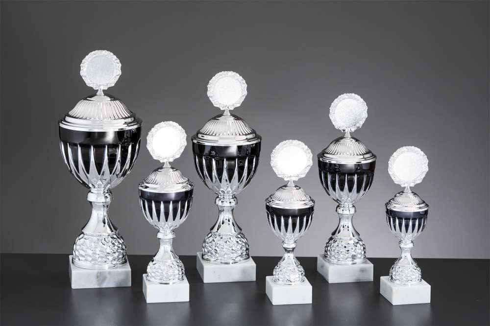 Pokalserie in silber und schwarz mit weißem Marmorsockel