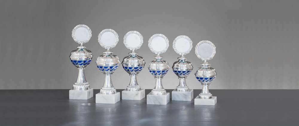 Pokalserie in silber und blau mit weißem Marmorsockel