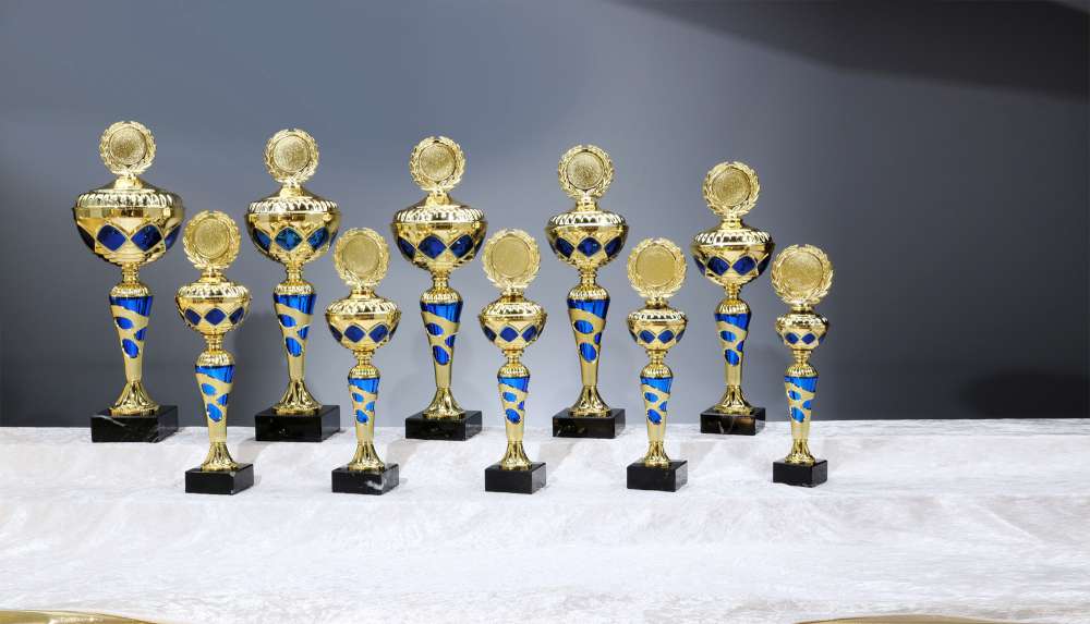Pokalserie Jacinda in gold mit blauen Rauten und schwarzem Sockel