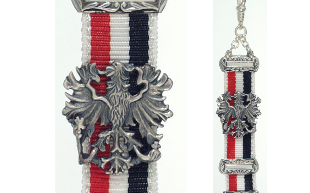 Zipfel Couleur mit Karabiner in silber, in der Mitte ein Preußenadler, das Band ist rot-weiß-schwarz gestreift