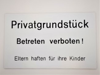 Schild mit der Aufschrift: Privatgrundstück verboten! Eltern haften für ihre Kinder